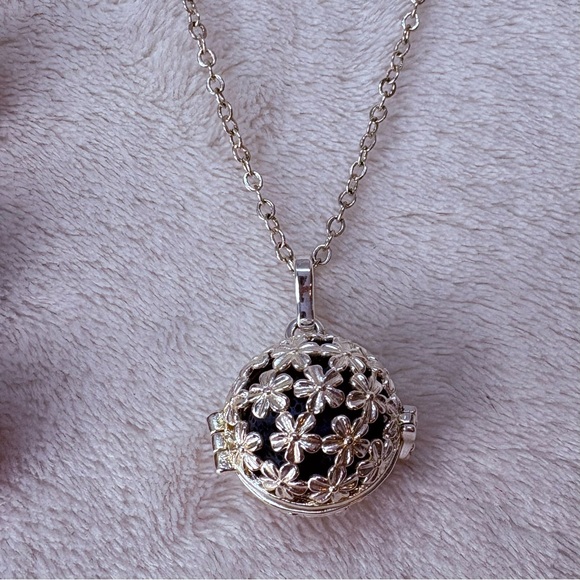 Infuseu Silver Floral Aromatherapy Essential Oil Diffuser Necklace 7 Lava Stones - Picture 4 of 9